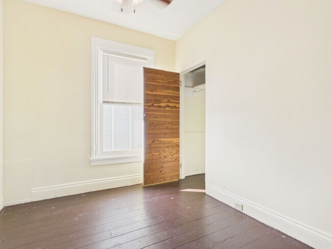 Building Photo - 221 N Spring St