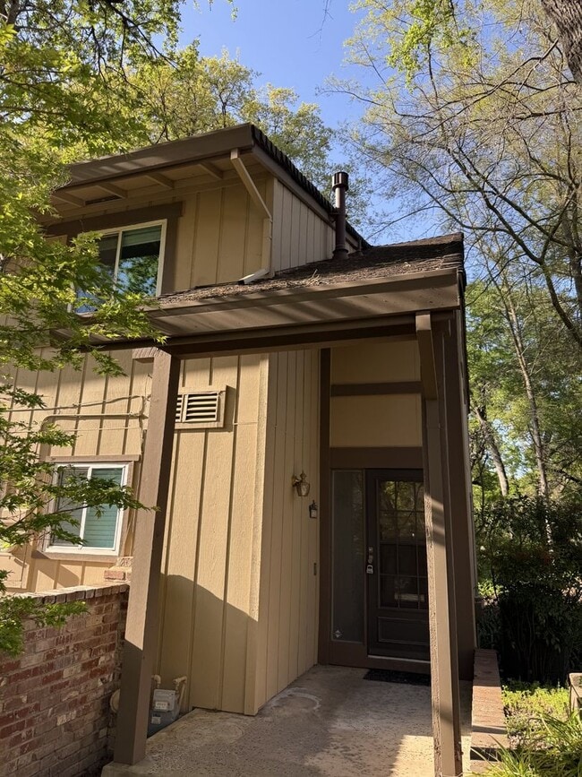Building Photo - Newley Updated 4 bedroom, 2.5 bathroom Townhome in Citrus Heights!!!