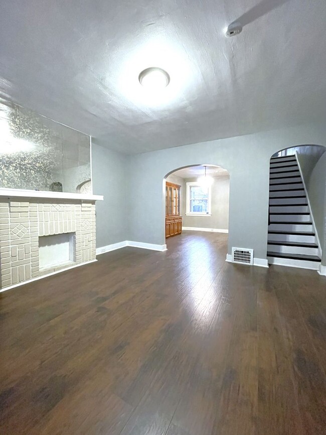 Building Photo - Renovated 3 Bedroom -1 Bathroom Townhouse ...