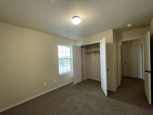 Building Photo - 166 Creekside Villa Dr