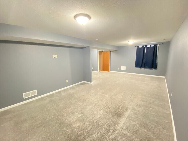 Building Photo - Four bed/2.5 bath townhome for August 2026!