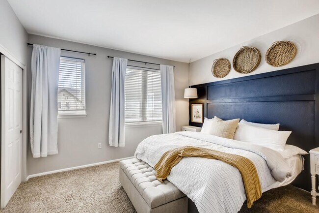 Building Photo - 2 bedromm, 2 bath townhome with attached 2...