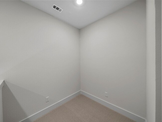 Building Photo - 917 Emerling Dr