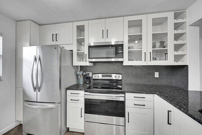 Building Photo - 2920 SW 22nd Ave