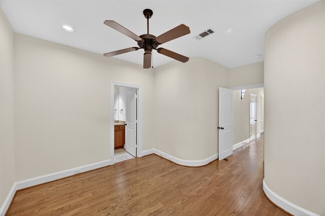 Building Photo - 5305 Lillian St