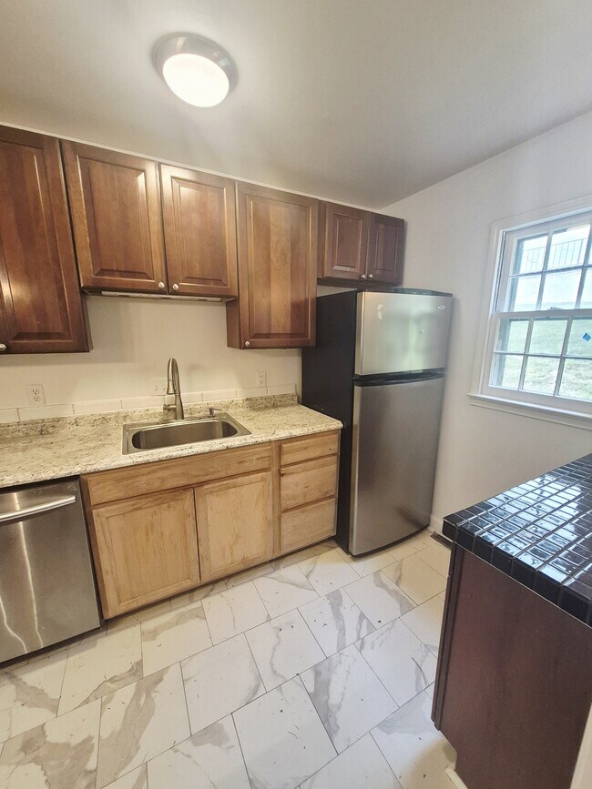 Building Photo - 2404 Barracks Ct