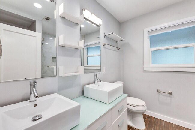 Building Photo - 1201 W 40th St