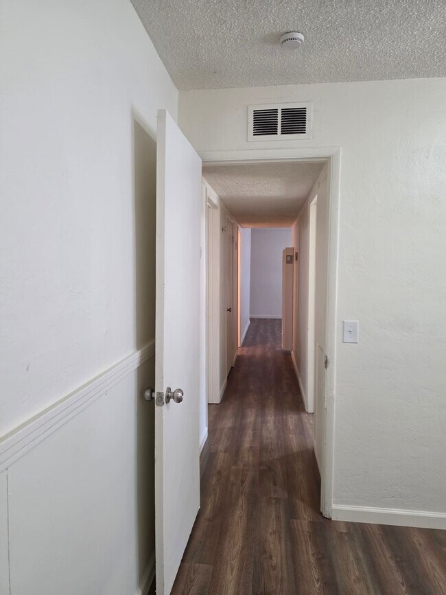 Building Photo - 3 Bedroom 2 Bath