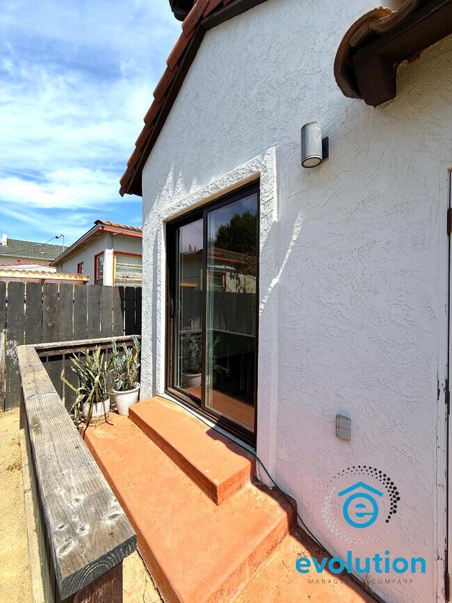 Building Photo - 4929-4933 Santa Cruz Avenue - 4933 Santa Cruz Ave