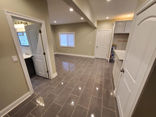 Building Photo - 2914 Hurlbut St