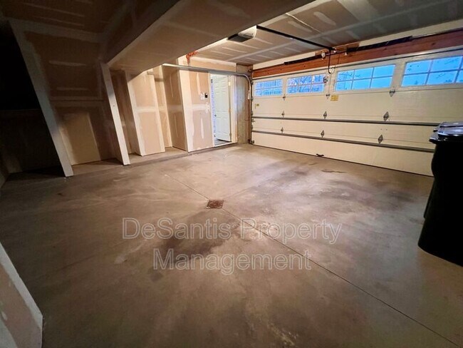 Building Photo - 945 Montclair Dr