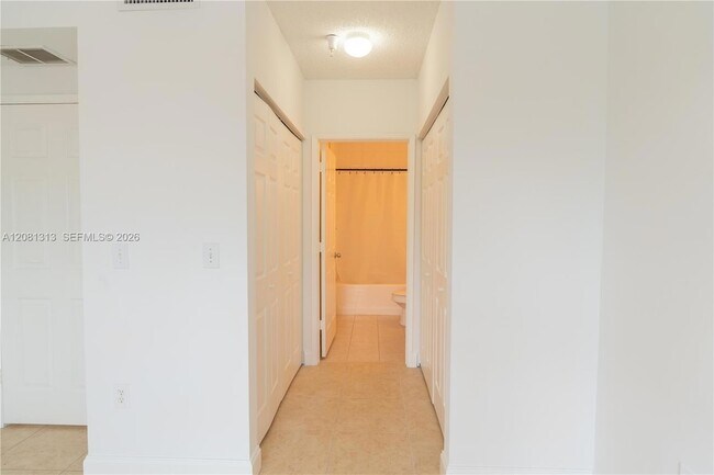 Building Photo - 7920 N Nob Hill Rd