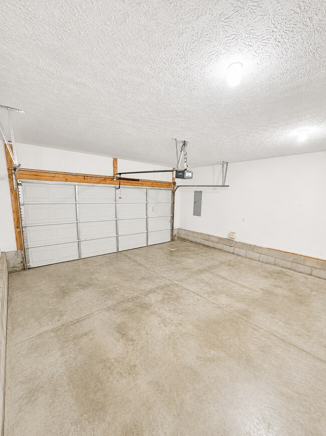 Building Photo - Modern Ranch Living in Desirable Cooper Farms!