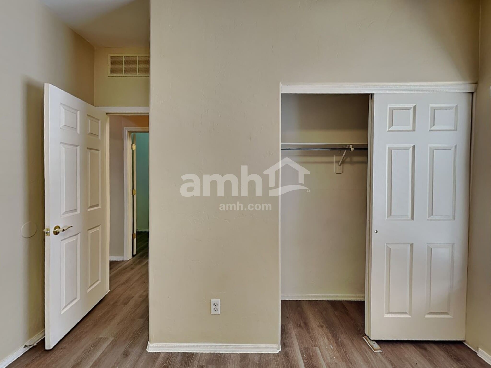 Building Photo - 6653 S Stratosphere Ln