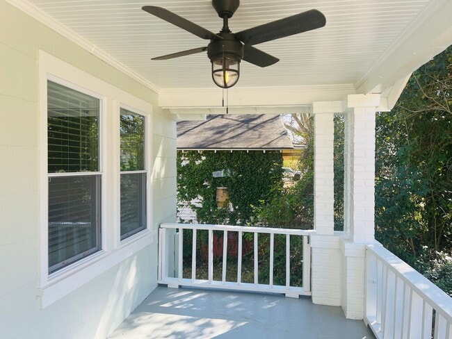 Building Photo - Adorable cottage style home with large fenced in backyard near Downtown Lagrange! Must see!
