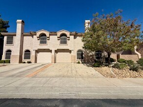 Building Photo - Beautiful 3-bedroom townhome in a desirable gated Green Valley community!
