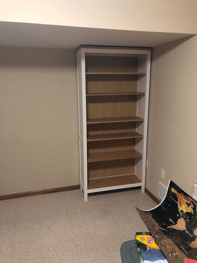Building Photo - Shared 2 Bedroom 2.5 Bathroom Condo