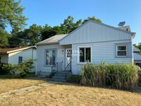 Building Photo - 3 Bedroom Bungalow in Wyoming- Fenced Yard...