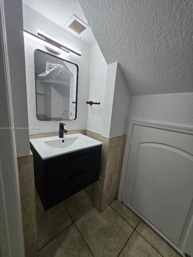 Building Photo - 1701 N Treasure Dr