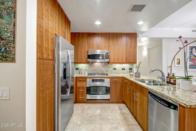 Building Photo - 7131 E Rancho Vista Dr