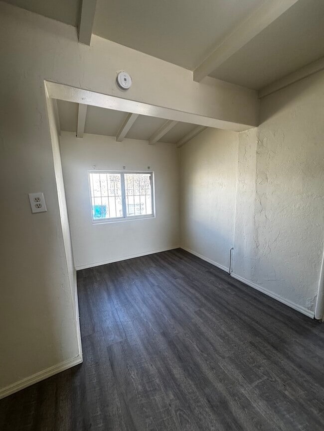Building Photo - FOR RENT