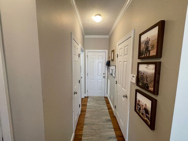 Building Photo - Charming 4 bedroom/2.5 bathroom in Tudor Branch!