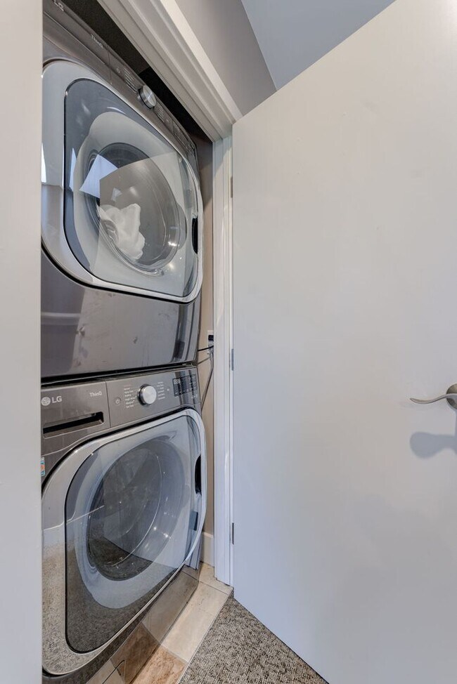 Building Photo - Prime Downtown 2-Bedroom Condo Steps from the Old Market!!