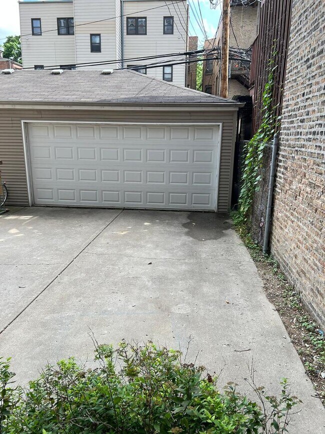 Building Photo - 925 W Lakeside Pl