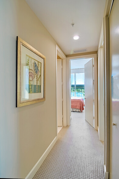 Building Photo - 3000 Oasis Grand Blvd