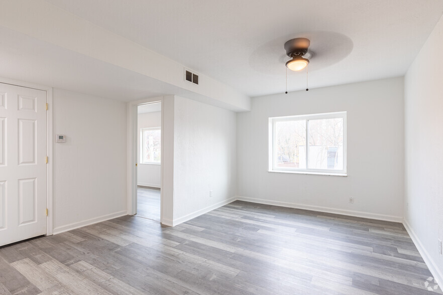 2BR, 2BA - 900SF - 320 Grafton Ave