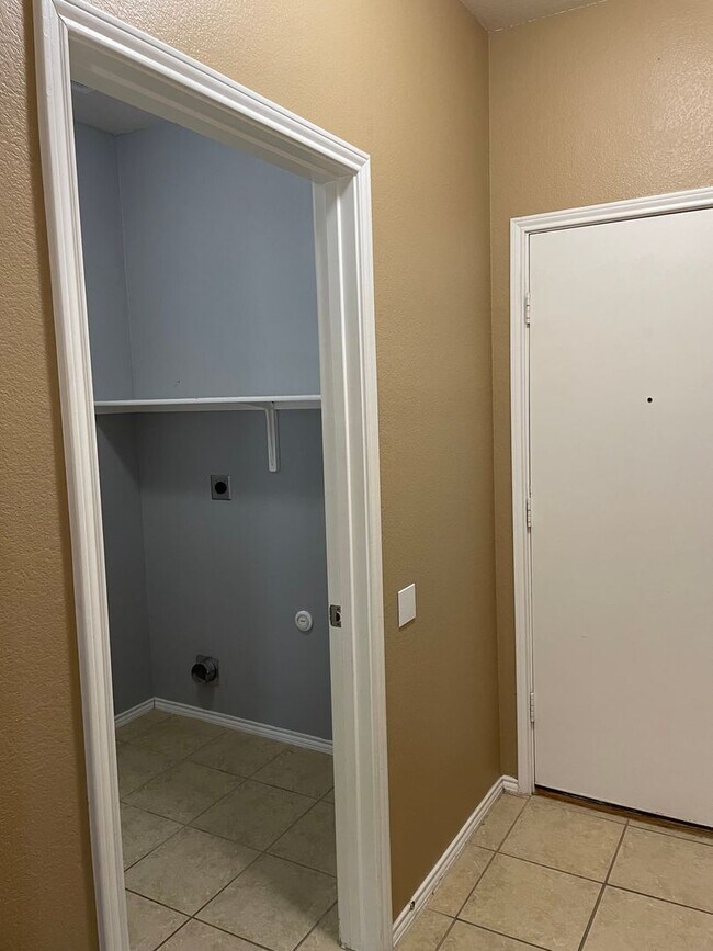 Building Photo - Available Now! Spacious & Well-Maintained ...