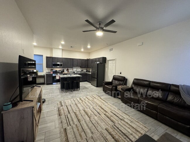 Building Photo - 1650 E Ponderosa Pkwy