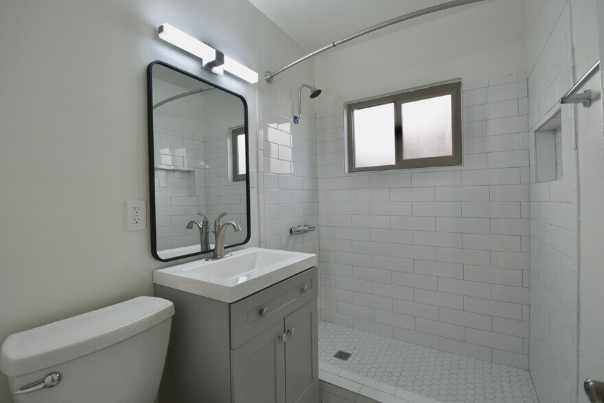 Building Photo - 605-609 North Hollywood Way