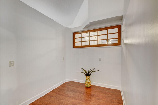 Building Photo - 2664 Yarmouth Dr