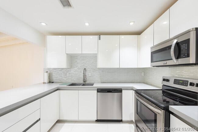 Building Photo - 6604 SW 114th Pl