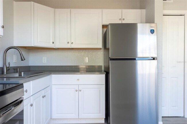 Building Photo - 304 E Madeira Ave