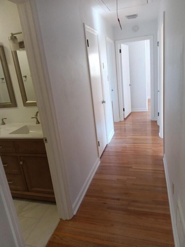 Building Photo - 925 Magnolia St SE