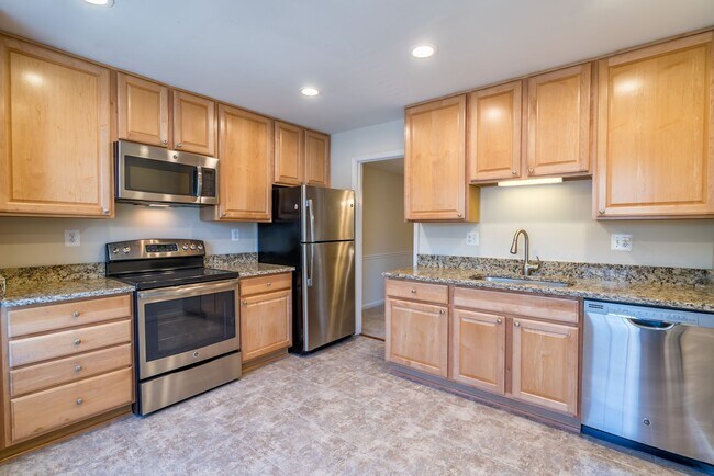 Building Photo - Location is Everything With This 3 Bed 3.5 Bath Townhouse in Hampton Court Community