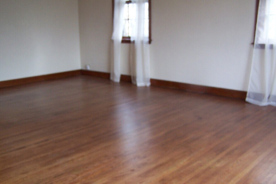 Living room - 17 Grasmere Ave