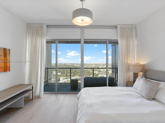 Building Photo - 1425 Brickell Ave