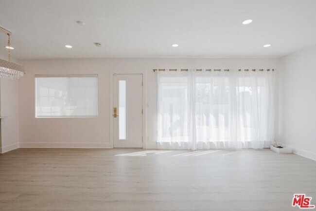 Building Photo - 9620 Woodale Ave