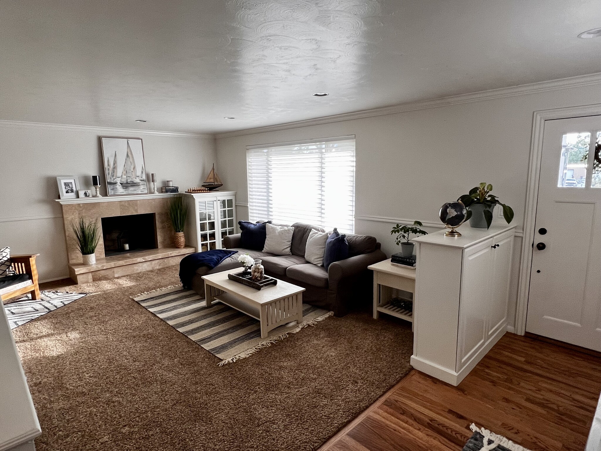 Living Room - 13761 S Fort St