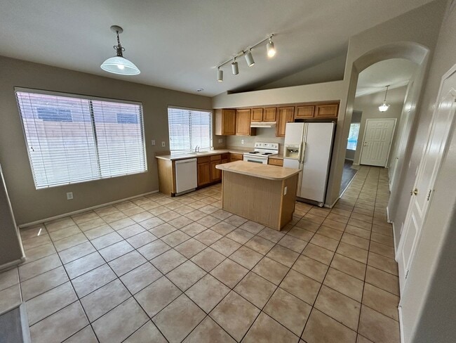 Building Photo - Warm, Inviting 3 Bed / 2bath Home in Canyo...