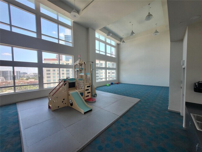 Building Photo - 1900 N Bayshore Dr