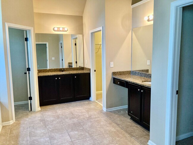 Building Photo - Spacious Grovetown Home