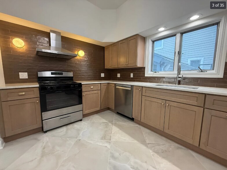 Primary Photo - 3706 N Wilton Ave