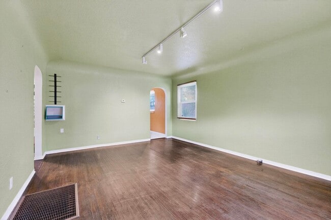 Building Photo - UPTOWN 2/bd 1/ba 1/cg 950/sf