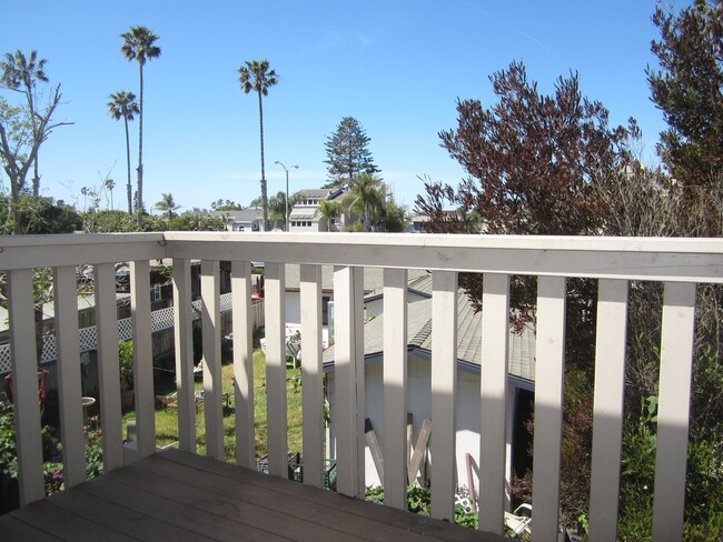 Building Photo - Well Maintained Duplex near Ventura Beach!