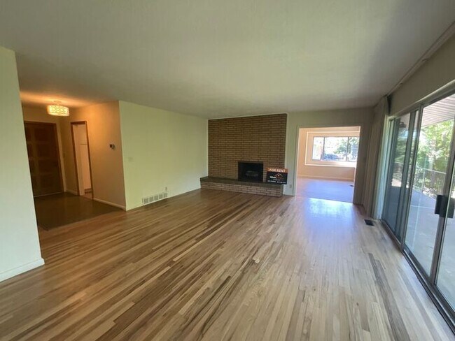 Building Photo - 4 bdrm 3 bth plus a Den/office Home 2 Car ...