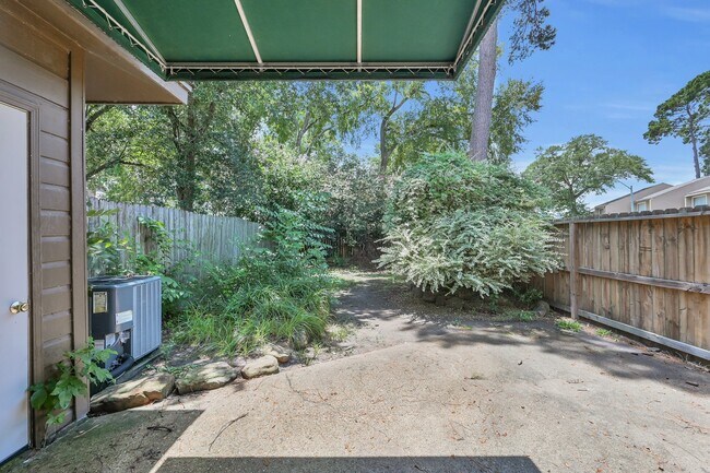 Building Photo - 3843 Knollcrest Dr